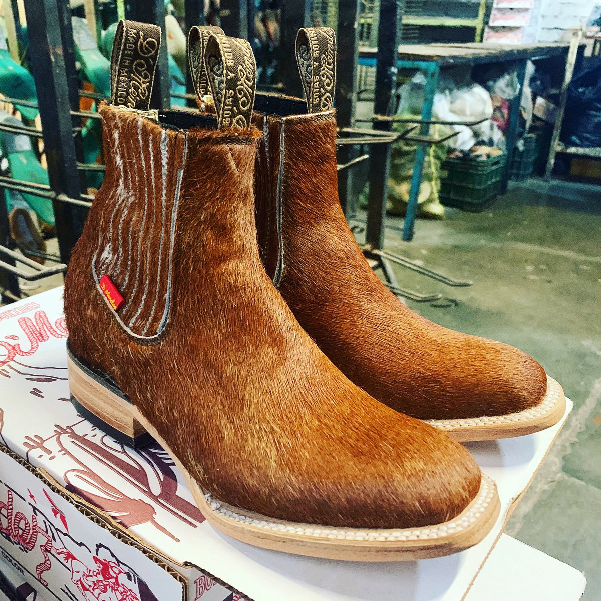 BotinesDMendez's tweet photo. #Botin #Vaquero #goodyearwelt #pelodevaca #cafe #sueladecuero #cowhideboots #cowhidebooties #haironhideboots #botinesdmendez #botasybotinesdmendez #dmendez #cowboyboots #cowgirlboots #botincharro #botinescharros #vaca #cow #cowhideleather #musthave https://t.co/ArkeQa045v
