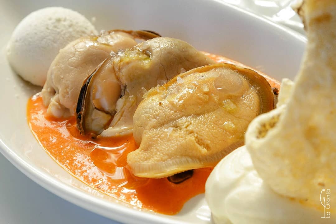 OronjaLa's tweet photo. Hoy toca una #Gastrotapa que teniendo como base el #mejillón, lo elabora como si fuera un bacalao a la #tranca, pero de otra manera. Dos conceptos, una tapa.
Y un blanco de Utiel-Requena, diferente, agradable y goloso: "El Beso de Rechenna 2018" con 100% de #Macabeo. TOP 👌👌 https://t.co/8ddsdxfr9f
