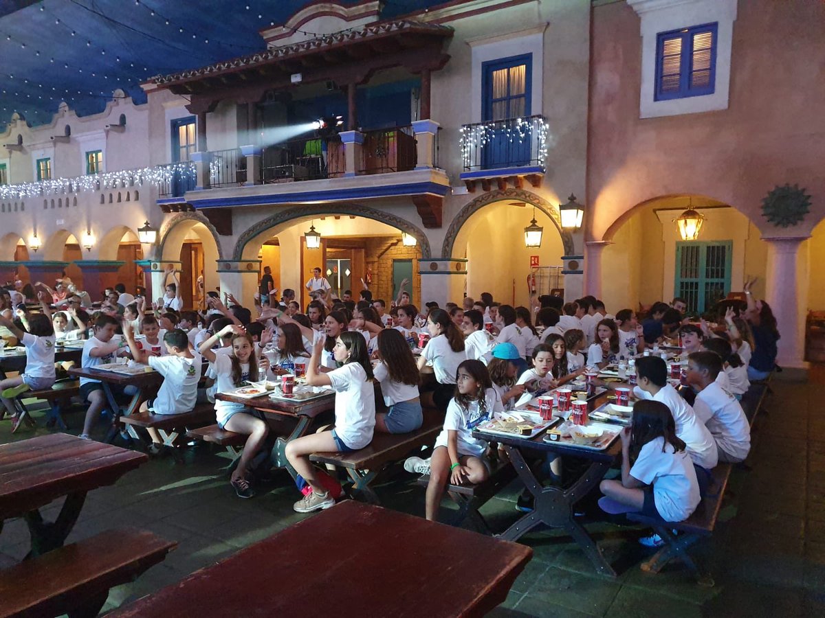EnglishSummerSA's tweet photo. Los alumnos de los #campamentosdeingles del 4T #estamarit y del 3C #espoblet Disfrutando hoy de @Portaventura_ES https://t.co/1yesUiRVon