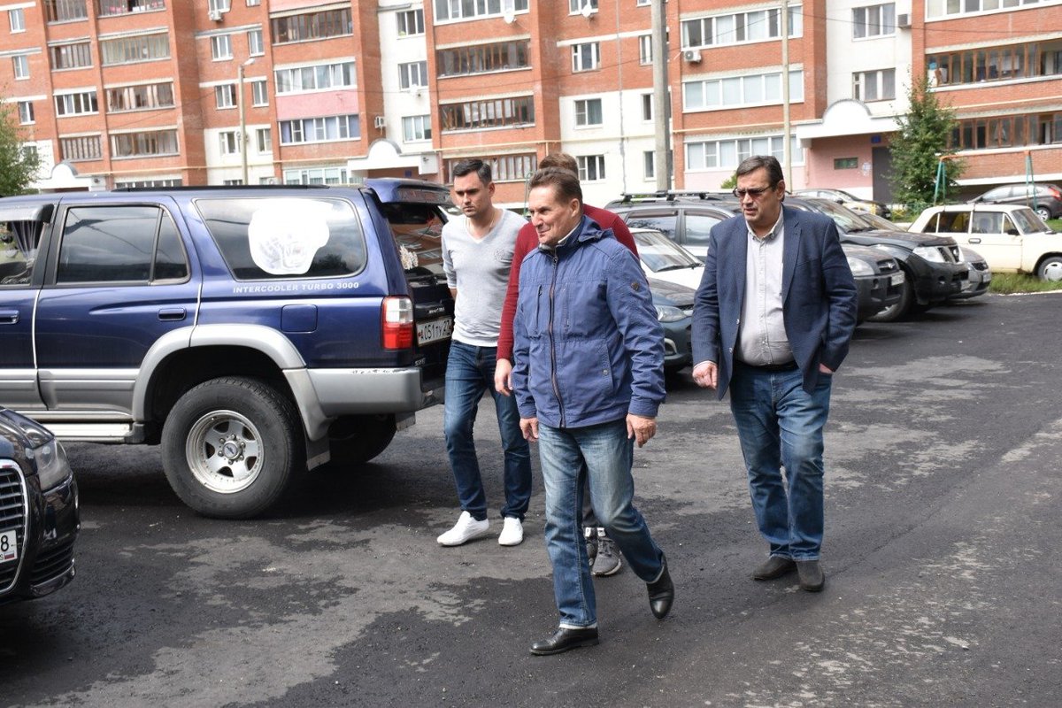 Из 35 дворов по программе "Формирование современной и комфортной городской среды" сегодня 20 готовятся к сдаче. Её реализация, а также программ по наказам избирателей и грантовой поддержке позволяют охватить и дворы, и дома, а также привлечь жителей к  участию в развитии города.
