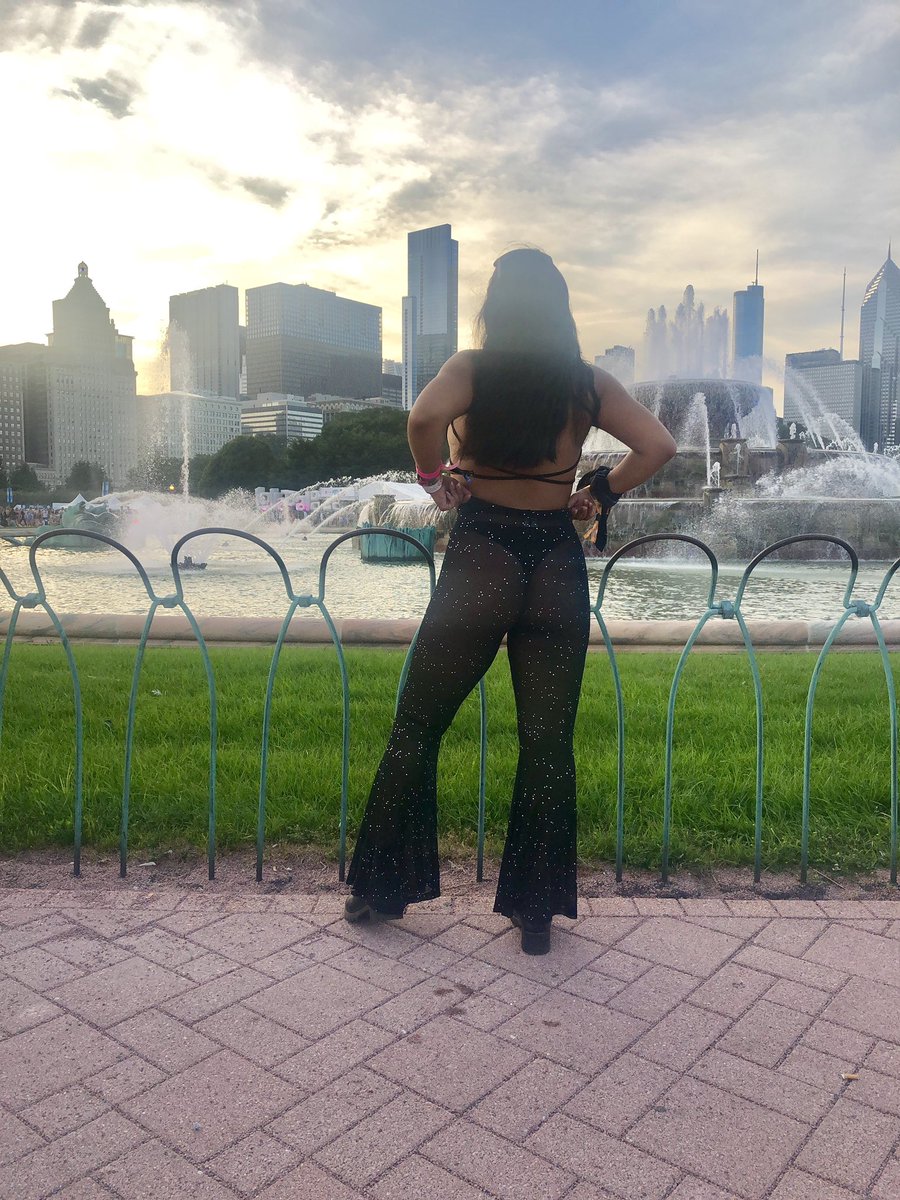 verronikaq's tweet photo. i’m soo happy @loookatmeimkiad exists because these pants are everything https://t.co/VUTootEeOR