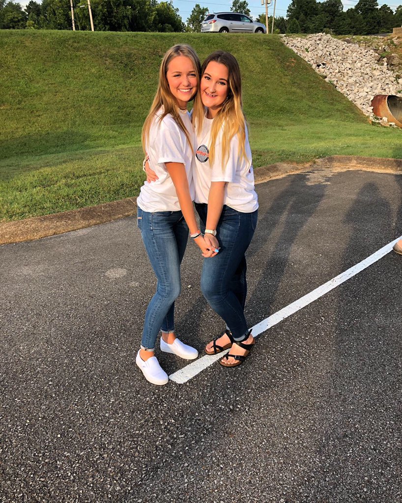 It’s senior year babyyyyy🤩🧡💙