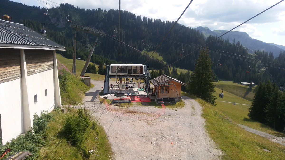 _wrzlbrnft_'s tweet photo. #Morclan. Blick zurück zum Tête-du-Tronchey, bevor es per Sesselbahn runter nach Super-Châtel... https://t.co/pGAhdYwKKb