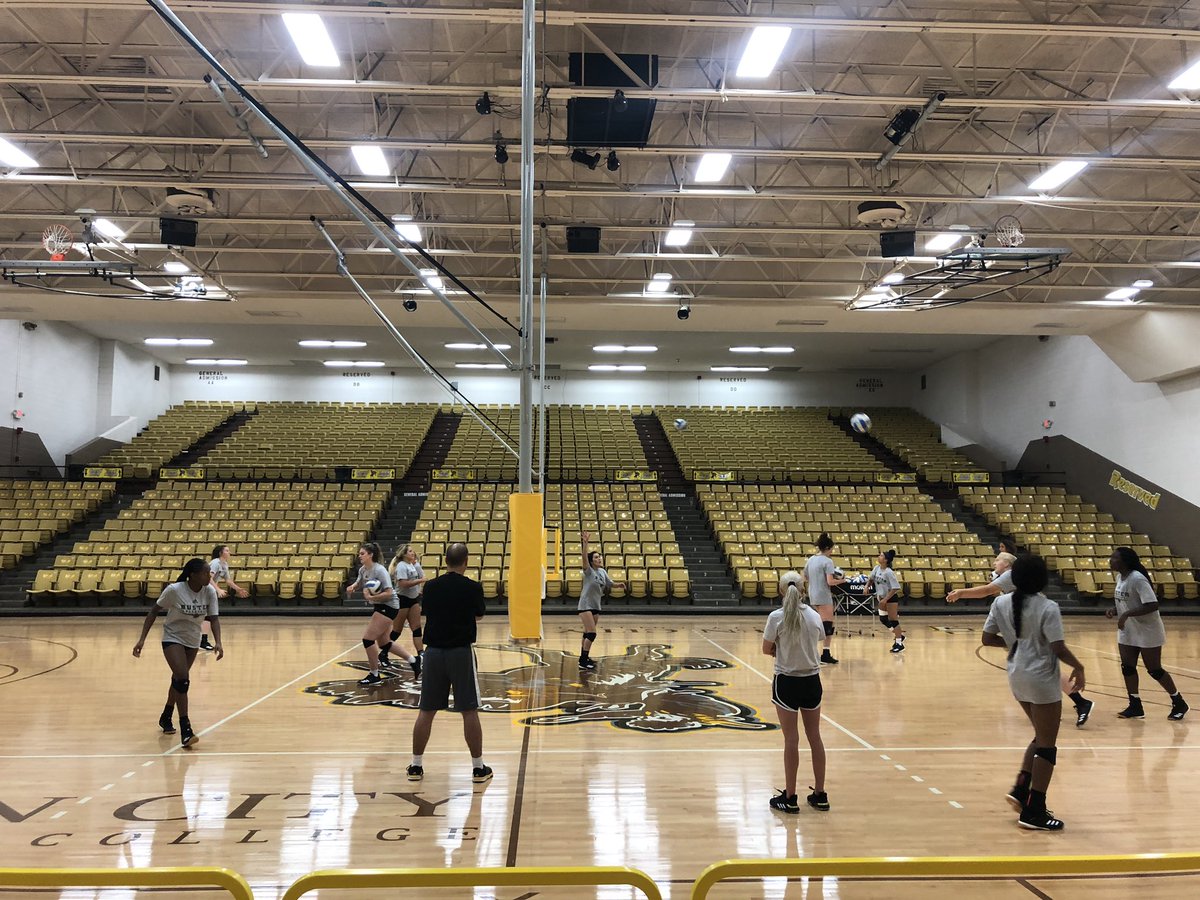 Nothing better than watching your daughter do what she loves. Proud mom and dad moment @BKVanroyen. Thank you @gccc_vball for allowing @JJDavisneosho1 and I to watch practice this morning. Great group of young ladies. GC Vball putting in work. #BusterNation