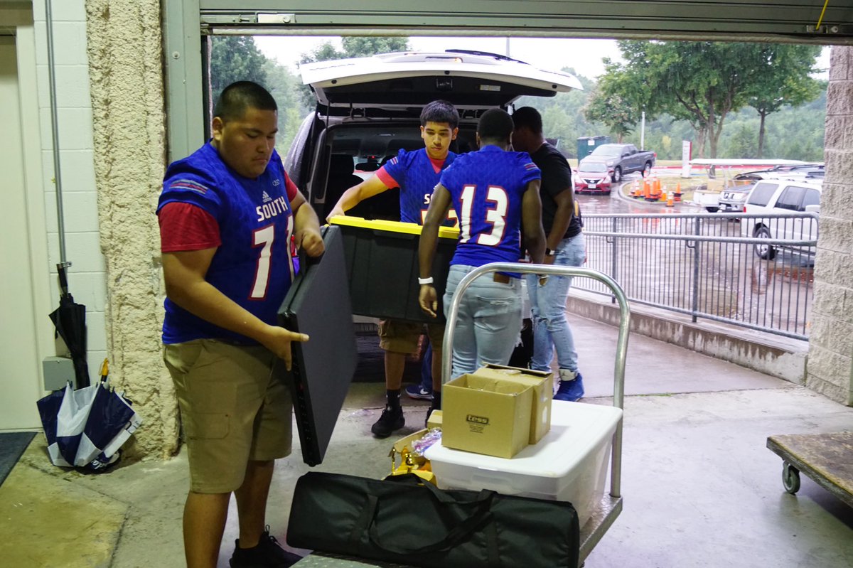 jsolis62's tweet photo. SGHS football serving the community at the NAACP Back-To-School Bash. @SGHS_Colonels @PrincipalEwing @gisdnews @gisdengagement https://t.co/Kl6oUOHCOC