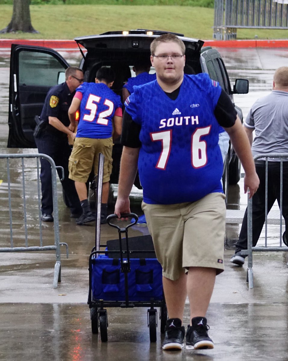 jsolis62's tweet photo. SGHS football serving the community at the NAACP Back-To-School Bash. @SGHS_Colonels @PrincipalEwing @gisdnews @gisdengagement https://t.co/Kl6oUOHCOC