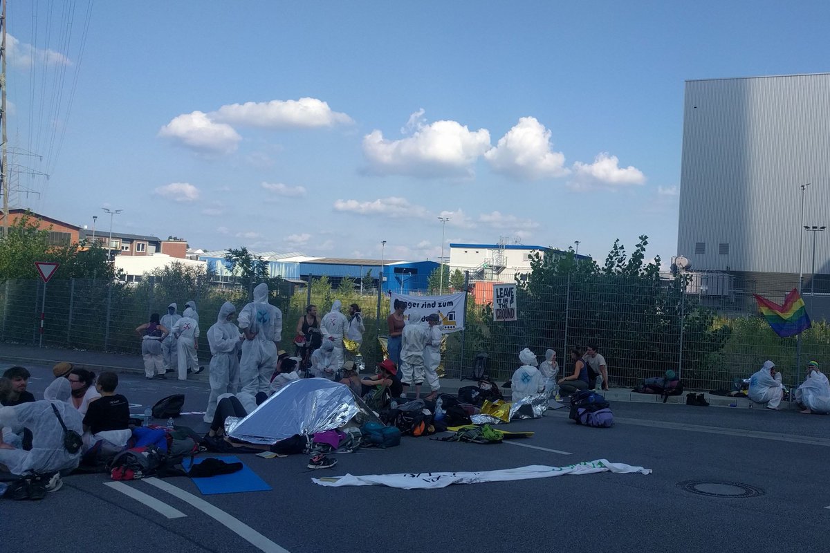 Die Sonne verschwindet langsam vorm GKM und wir beratschlagen, wie es weitergeht. Immernoch schauen Anwohner*innen und andere Interessierte vorbei, mache bringen Essen mit. Der aufdringliche Blogger blieb die einzige Eskalation am heutigen Tag. #GKMabschalten #endegelaende