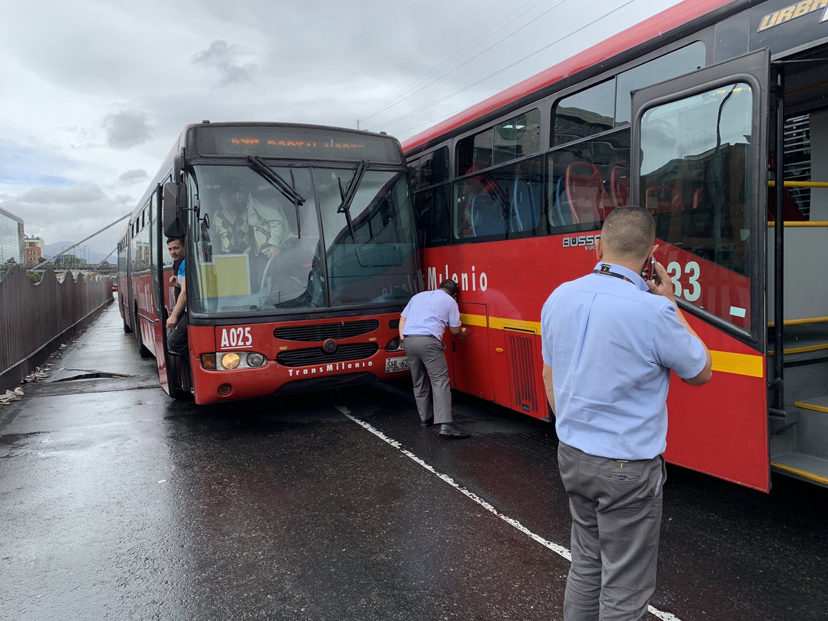 ocec28's tweet photo. Dos buses de @TransMilenio acaban de chocar fuertemente en estación calle 100 sur-norte por pésimo estado de la vía. @SectorMovilidad @NoticiasRCN @Citytv @EnriquePenalosa https://t.co/qSl8YufIwA