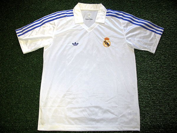 Degenerar vestir Centro comercial Rancoma on Twitter: "Adidas sacó a la venta en 2003 esta camiseta retro del Real  Madrid. Era casi idéntica a la de la época de Zanussi salvo en el detalle  de que