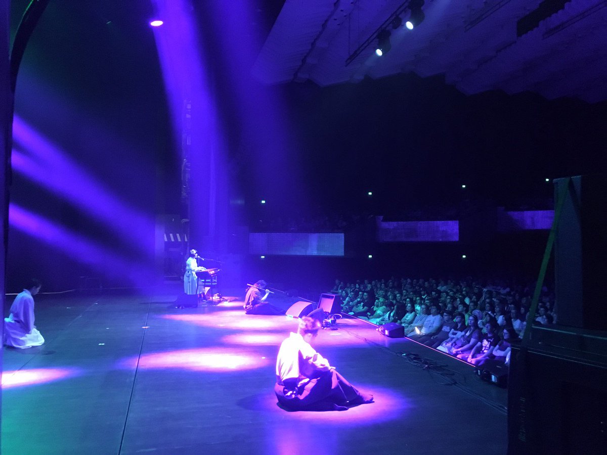 kamuitetsuro's tweet photo. 2日目の本番、小林未郁×かむゐコラボショーも超満員、大盛況で終了しました！
個人的には考えられないような失敗もあり、かなり思うところもありますが、これは自己処理します。。
明日の最終日もしっかりと演じます❗
See you soon!

#samurai 
#Animajic 
#kamui 
#mikakobayashi https://t.co/AmhD39CsRm
