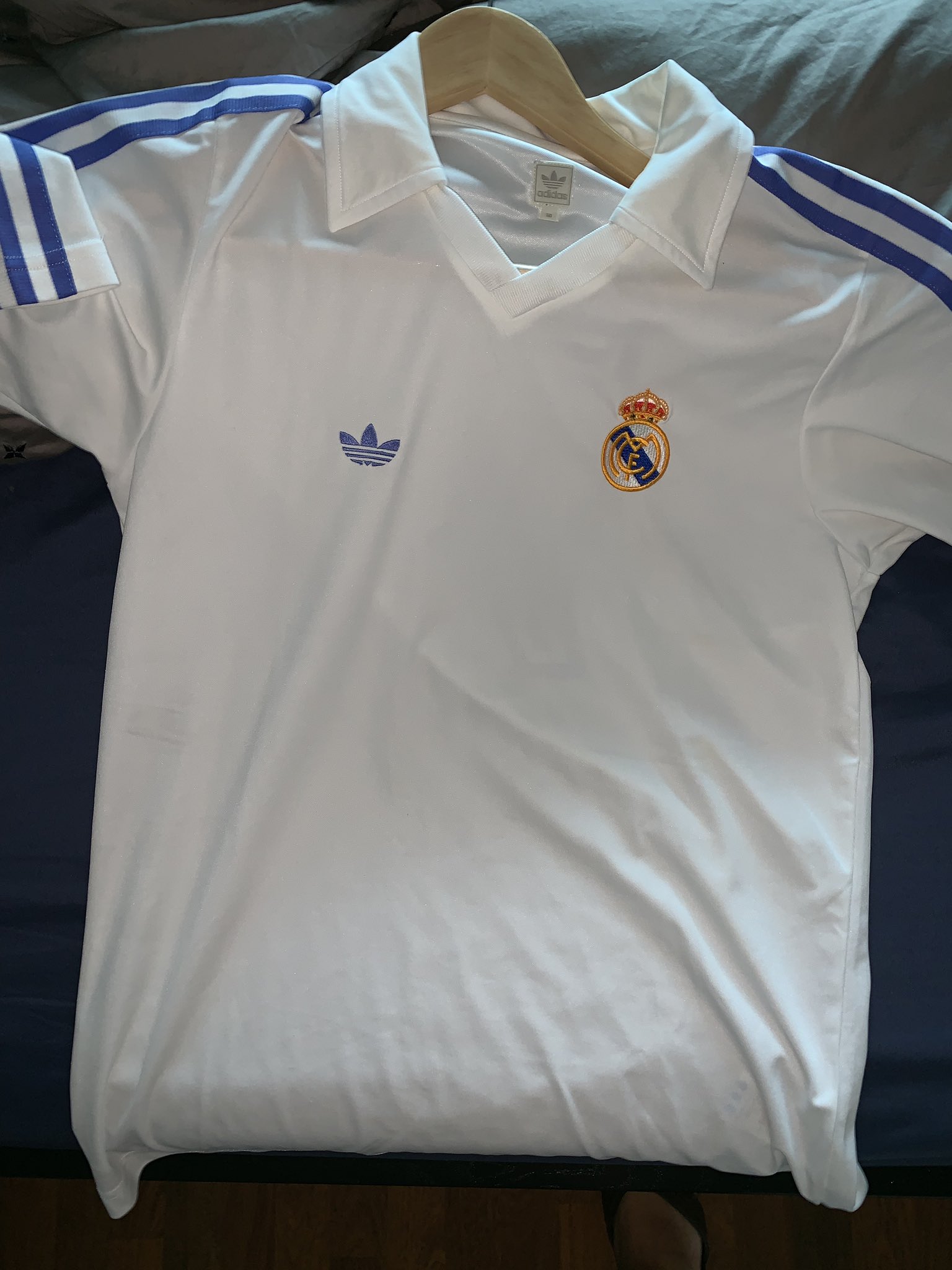 Degenerar vestir Centro comercial Rancoma on Twitter: "Adidas sacó a la venta en 2003 esta camiseta retro del Real  Madrid. Era casi idéntica a la de la época de Zanussi salvo en el detalle  de que