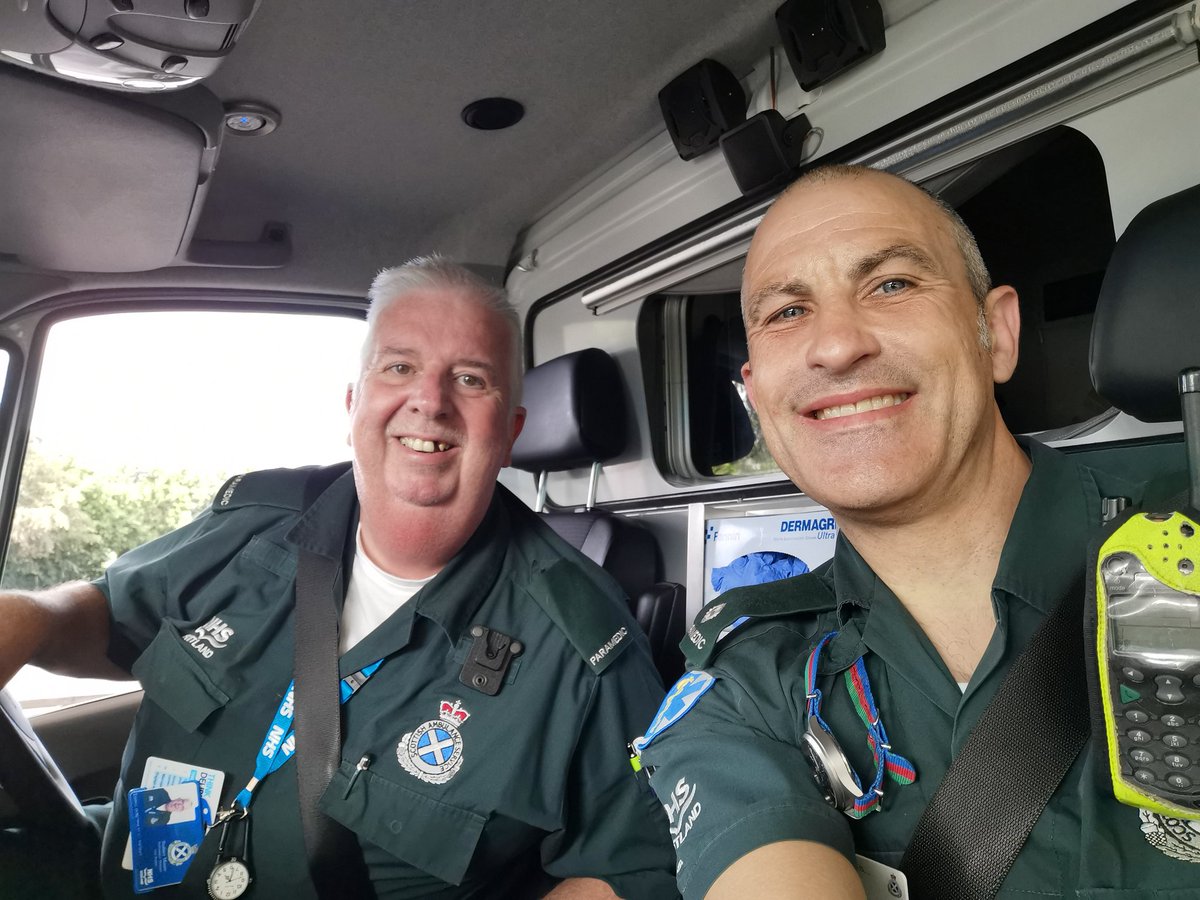 Volteral's tweet photo. Working with this legend @moore2_r today #GEMS #EMSshift #ambulance #Paramedics #roadshift https://t.co/kpQ3Tzprtt