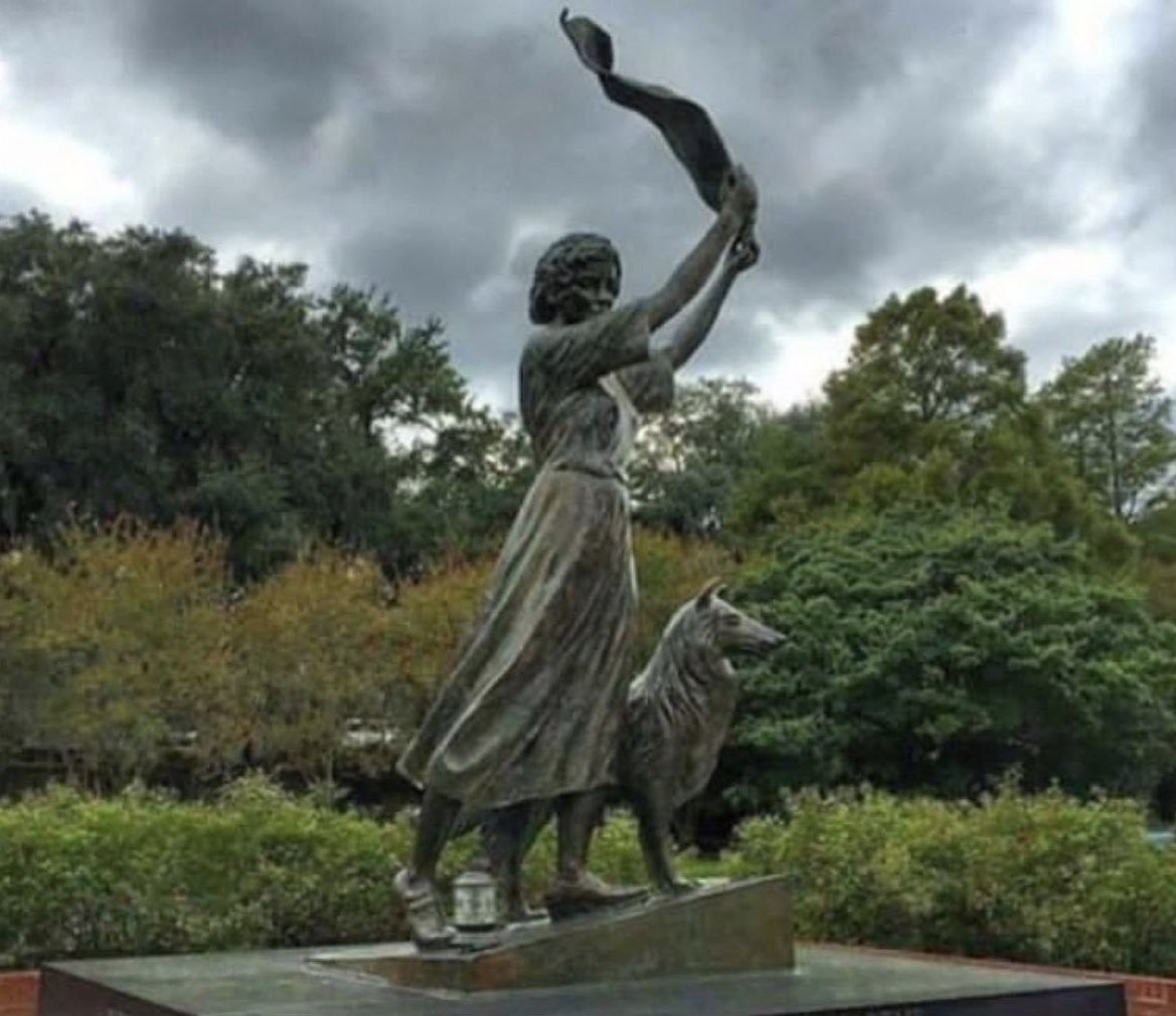 الفتاة التي وعدها البحار بالزواج 🙏🏻

 حيث انتظرته على مدى ٤٤ عام 
إذ كانت تقضي ايامها في الميناء ، تلوح لكل سفينه عابرة 
وتسأل البحارة عنه ولماذا لم يأتي بعد 
وفي هذا التمثال خلد أهل القرية ذكراها الحزينة