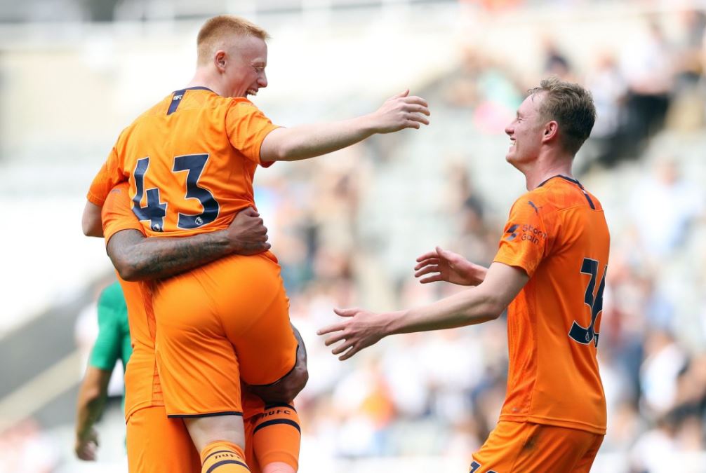 MsiDouglas's tweet photo. What a pic.

#nufc brothers in arms @seanlongstaff97 and @mattylobby48. https://t.co/fldhznhc17