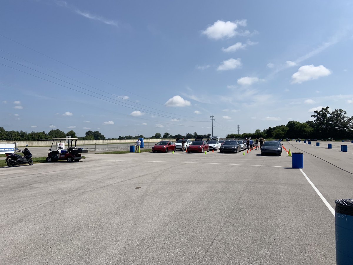 midwest_tesla's tweet photo. Lined up and ready to go! #SuperchargetheCircuit #mwtg https://t.co/iRsctL0iwy