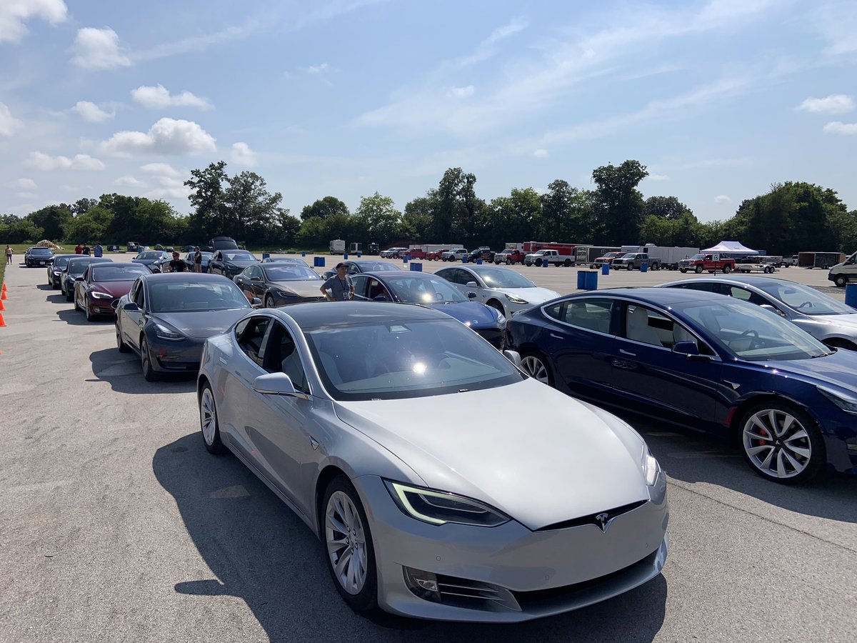 midwest_tesla's tweet photo. Lined up and ready to go! #SuperchargetheCircuit #mwtg https://t.co/iRsctL0iwy