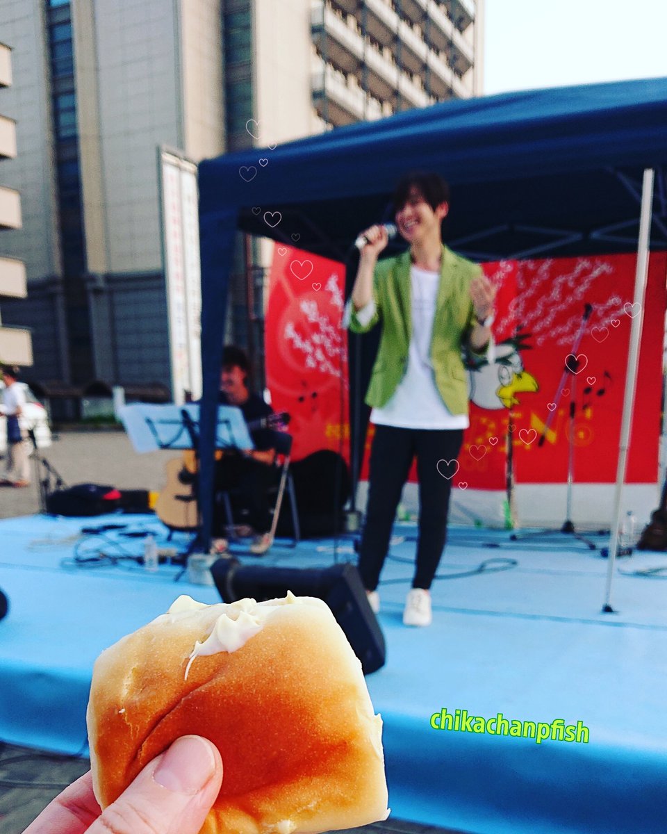 chikachanpfish's tweet photo. #令和音楽祭
の、スタッフさんからライブ中に突然配られた、小倉パン?越しの、とっしー😋…ぼやけてる😭
#加古川
#飯田俊樹
#とっしー
#Tosea
#針生さん
#ギター https://t.co/iRyHBUCFm5