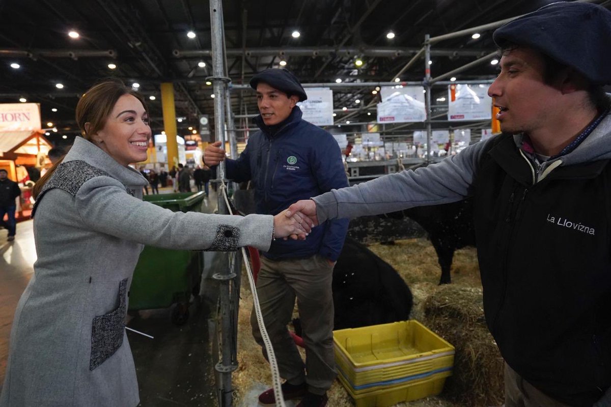 mariuvidal's tweet photo. Siempre es lindo venir a La Rural a acompañar a nuestros productores. Hoy conocí a Apolo, el campeón de Genética Chivilcoy y el emprendimiento de corrales y mangas Mecano Ganadero. El campo es una parte fundamental de la identidad, el presente y el futuro de la Provincia 🌿🐄 https://t.co/8qe52OsVa4