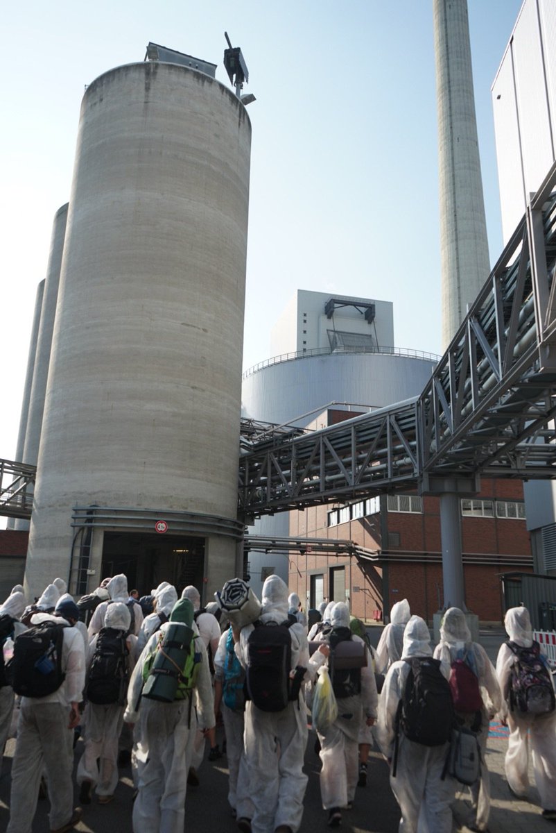 Nach über 12 Stunden Besetzung verabschieden sich die Aktivist*innen aus dem Grosskraftwerk #Mannheim mit einer klaren Botschaft: Kohleverstromung bleibt Investitionsrisiko. Das GKM muss sofort vom Netz! Dies haben wir heute deutlich gemacht. #GKMabschalten #endegelaende