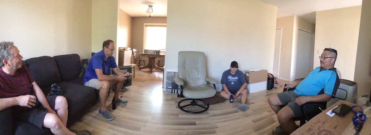 miwaasa's tweet photo. 10’:00 am and the movers are fine and drinking beer already https://t.co/NGEdLu1tM3