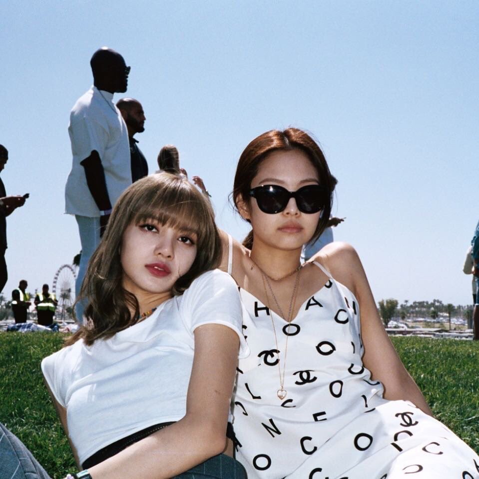 kayleigh_cage's tweet photo. When #JenLisa is 💕💞 #JenLisaUniverse #jenduek #pokpak #LalisaManoban #JennieKim #BlackPink #mandu #lili #nini https://t.co/nL0fSTeUlm