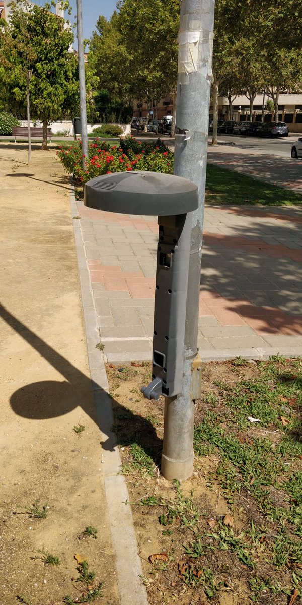 MalagaPor's tweet photo. @MalagaPor @BarriosMalaga @AscoMalaga @malaga @MLG_nofunciona @serdemalaga @BasuraEsBasura @pacodelatorrep @CenacheroCabrea @apadrina1mueble @OrgullodeMalaga @MalagaSucia @QuejasMalaga @CuidameMalaga @nofuncionaMLG @AquiMalaga @CuidameMalaga @XLimpia papeleras en Teatinos https://t.co/RYink7NLSP