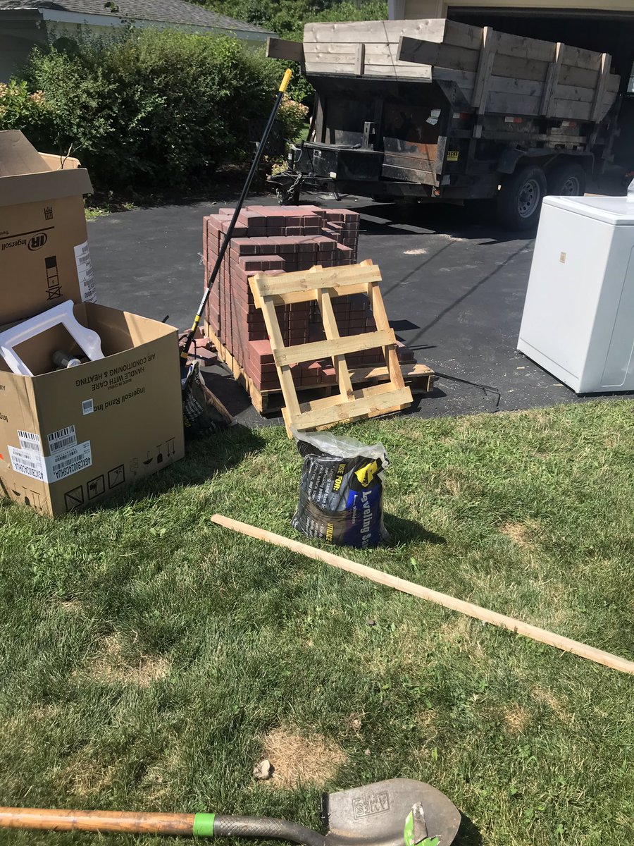 MDTrades12's tweet image. Looking for this key level to hold for about 25 years.  Who needs the gym when you can lay 1500 bricks and make a deck.  Like 400 more to go. 😅💪🏼 #TshirtTan #oneprojectatatime