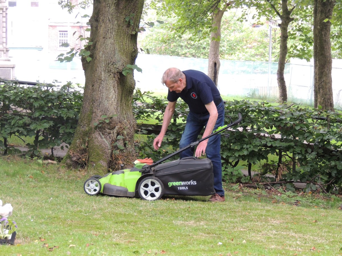 FriendsofFOPCC's tweet image. The Friends of Prescot Cemetery &amp;amp; Churchyard have had a lovely but very warm afternoon. We have concentrated our work today on the Garden of Rest. impossible to see anything. This is an area where there are cremated remains, but no maker/names allowed. The oldest graves are here.