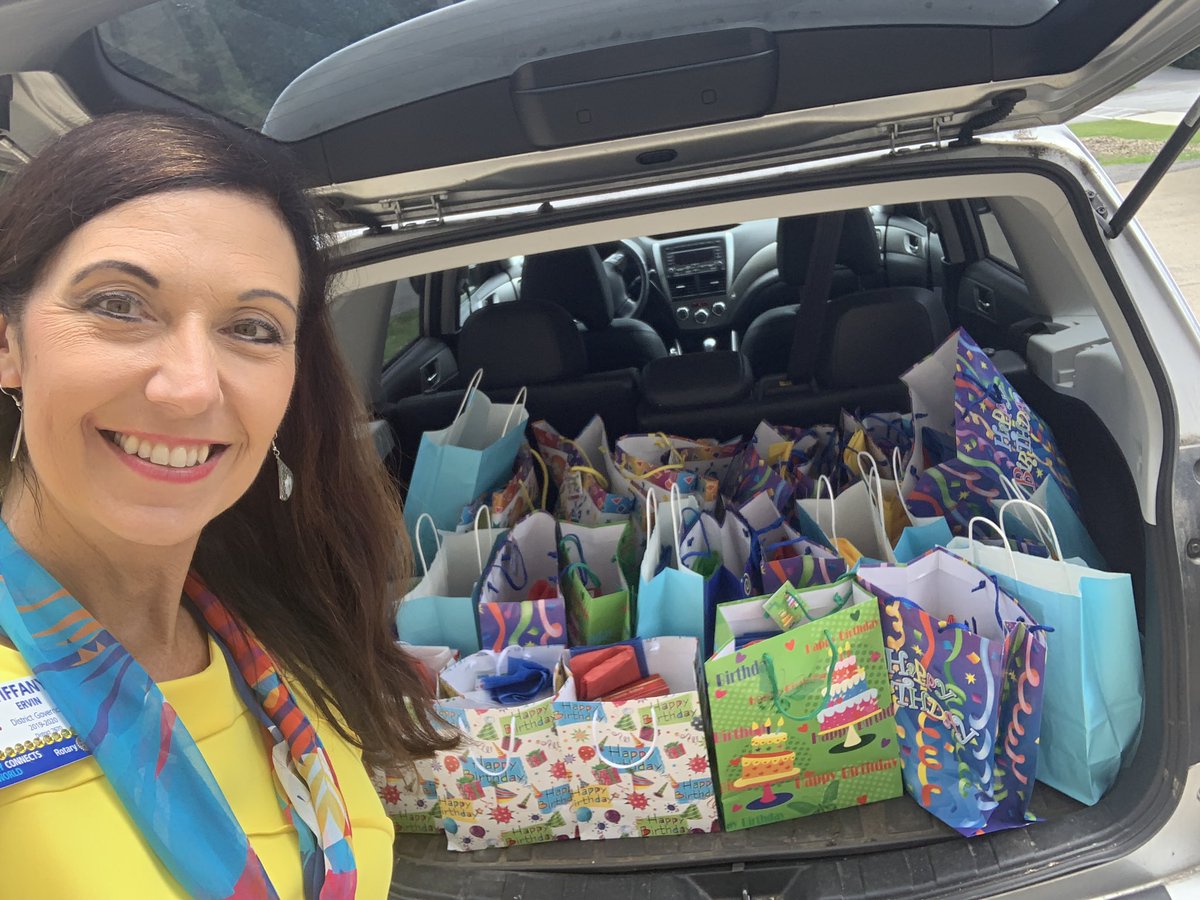 TiffanyErvin's tweet photo. Check out all these great #peopleofaction in @rotary Waynesville who stayed after my governors visit to help with a #popupserviceproject So proud of these #rotarygeek friends in #rotary7670 #dgtiffany https://t.co/az4I5PbpAd