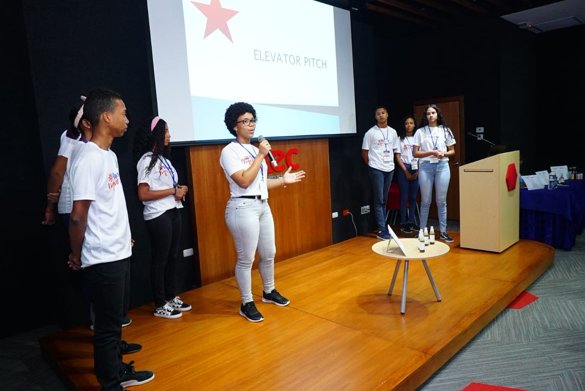VeranoInnovador's tweet photo. El Grupo #LosMuyayos presentan su #ProyectoInnovadorCVI "Protector Solar y Repelente de Mosquitos con Compuestos Orgánicos", tomaron información de patente de:
CN109288758 (A)- Sunscreen Cream Formula Capable of Repelling Mosquitoes and Relieving itching
https://t.co/ewSqg1hWWm https://t.co/iTxuvsLNpw