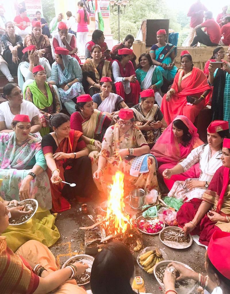 माननीय सर्वोच्च न्यायालय से आग्रह है कि अस्पताल प्रशासन को आदेश देकर उन्नाव की पीड़ित बहन का मेडिकल बुलेटिन हर तीन घंटे में जारी कराया जाए।

जब सरकार में जनता का विश्वास नहीं रह गया है तो पीड़िता को न्याय दिलाने के लिए यह एक अपरिहार्य क़दम होगा.