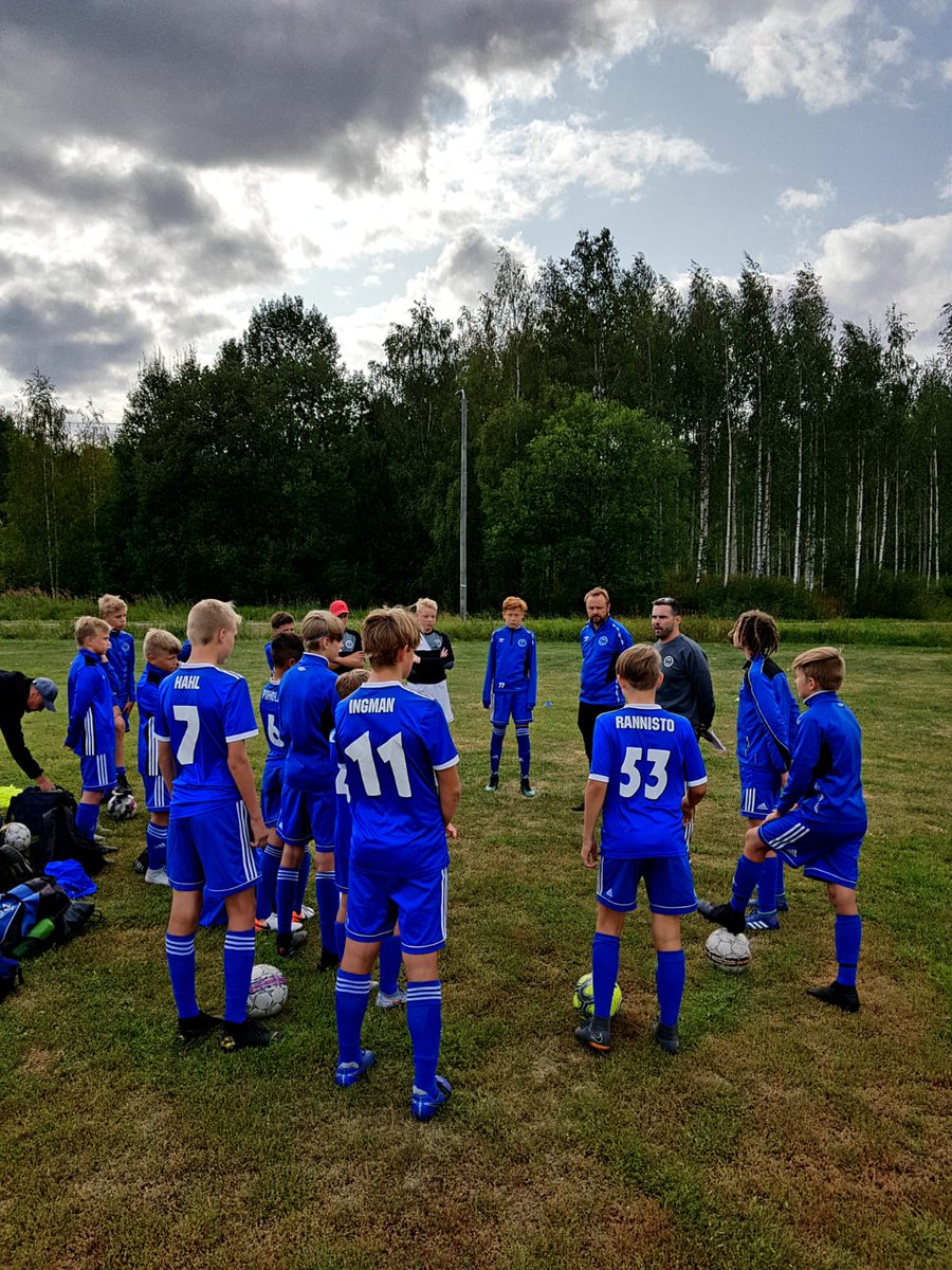 Tänään oli hyvä päivä SPL-lopputurnauksessa. Kahdella voitolla välieriin! Neljän joukossa ollaan. Huomenna vastassa <a href="/IlvesJrP06/">Ilves A+B+B2</a> #splturnaus #p13 #sininensydän