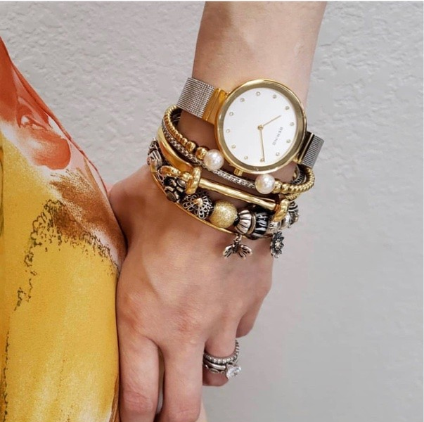 LincolnCtrShops's tweet photo. Saturday accessories c/o @CaratsJewelry https://t.co/iNGKqDBoeF