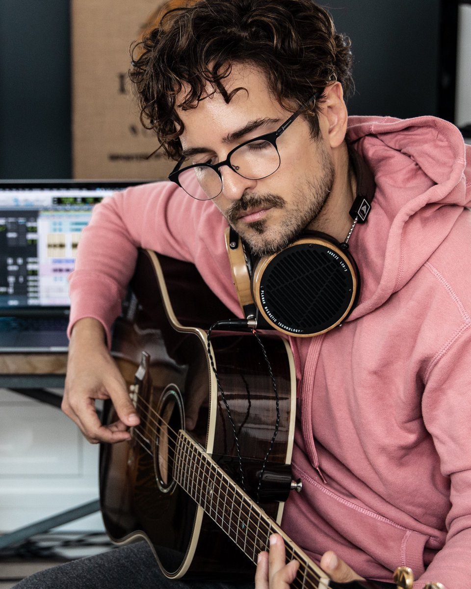 Hay luchas externas,  intelectuales, que defienden conceptos, tradiciones y palabras, llenas de ruido.  
Pero la lucha más importante es la interna, la que hacemos cada uno. 

En la música busco la calma.  Porque en el ruido se esconde el ego.  En la calma, surge la sabiduría.