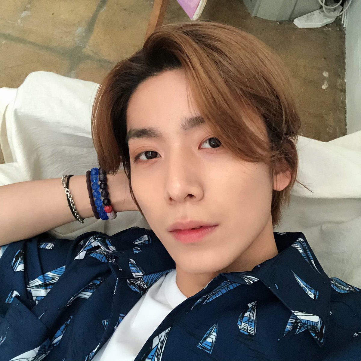SF9_umi's tweet photo. 「ヌナ、おいで」とソファに案内される。ふと隣の彼を見ると更にドキドキし��きた。耐えきれず立とうとするとバランスを崩し彼を押し倒す形に……
「ヌナ?積極的だね。嫌いじゃないけど」と鼻で笑う。急いで体勢を戻そうとするけど彼が離してくれず。
「緊張し過ぎてるヌナかわいすぎ」
#SF9で妄想 https://t.co/fWXCGNmfaG