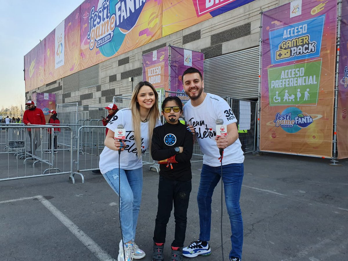 🔴 EN VIVO - Seguimos en #Festigame jugando y pasándolo bien con nuestro espectacular #TeamTeletón. Acompaña a #MaxiBustos <a href="/Robertovanc/">RobertoVanCauwelaert</a> y los chicos de <a href="/Rojo_TVN/">Talento Rojo</a>  a recorrer esta feria de videojuegos 🎮 #TodosJuegan Sigue nuestro #FacebookLive aquí 👉 bit.ly/2yAPNSr