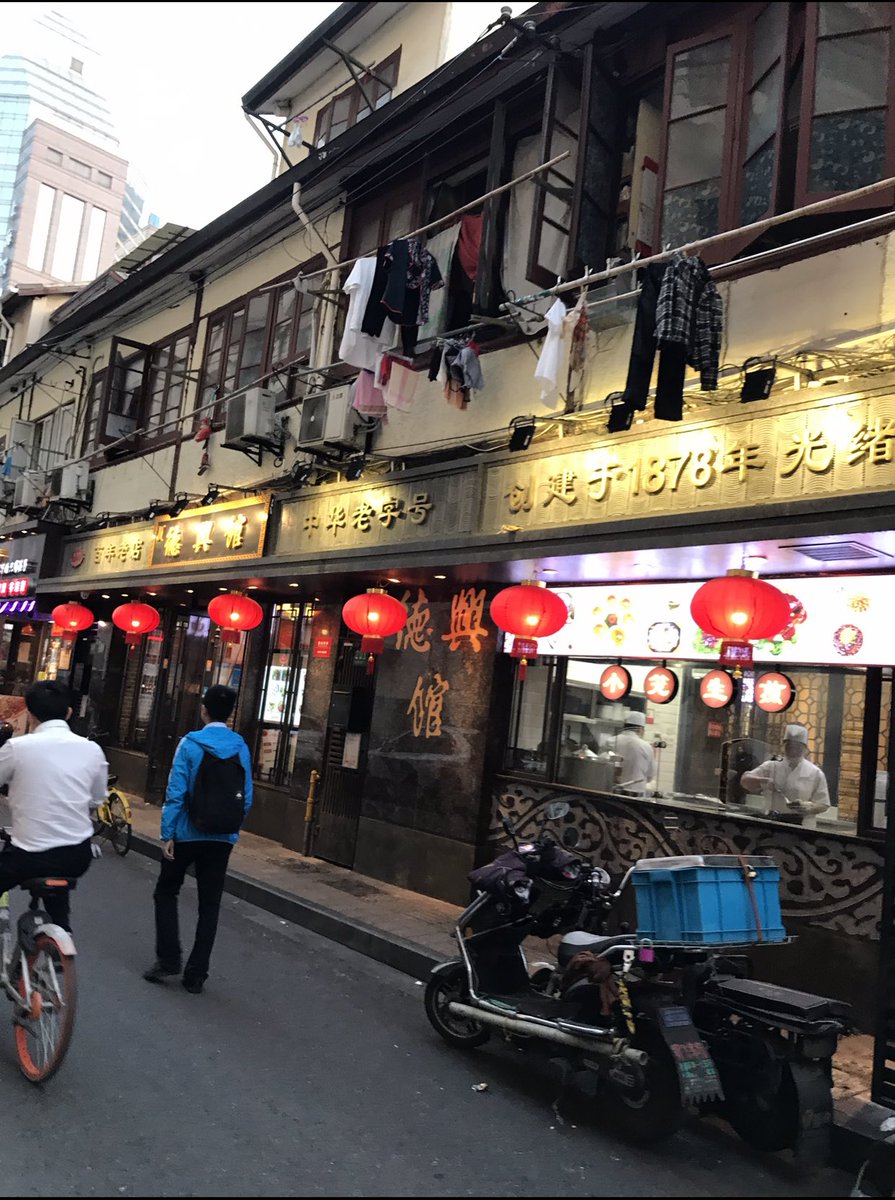 (3)Dryers aren’t really a thing in China. It’s not often people steal there so they just hang their clothes up outside