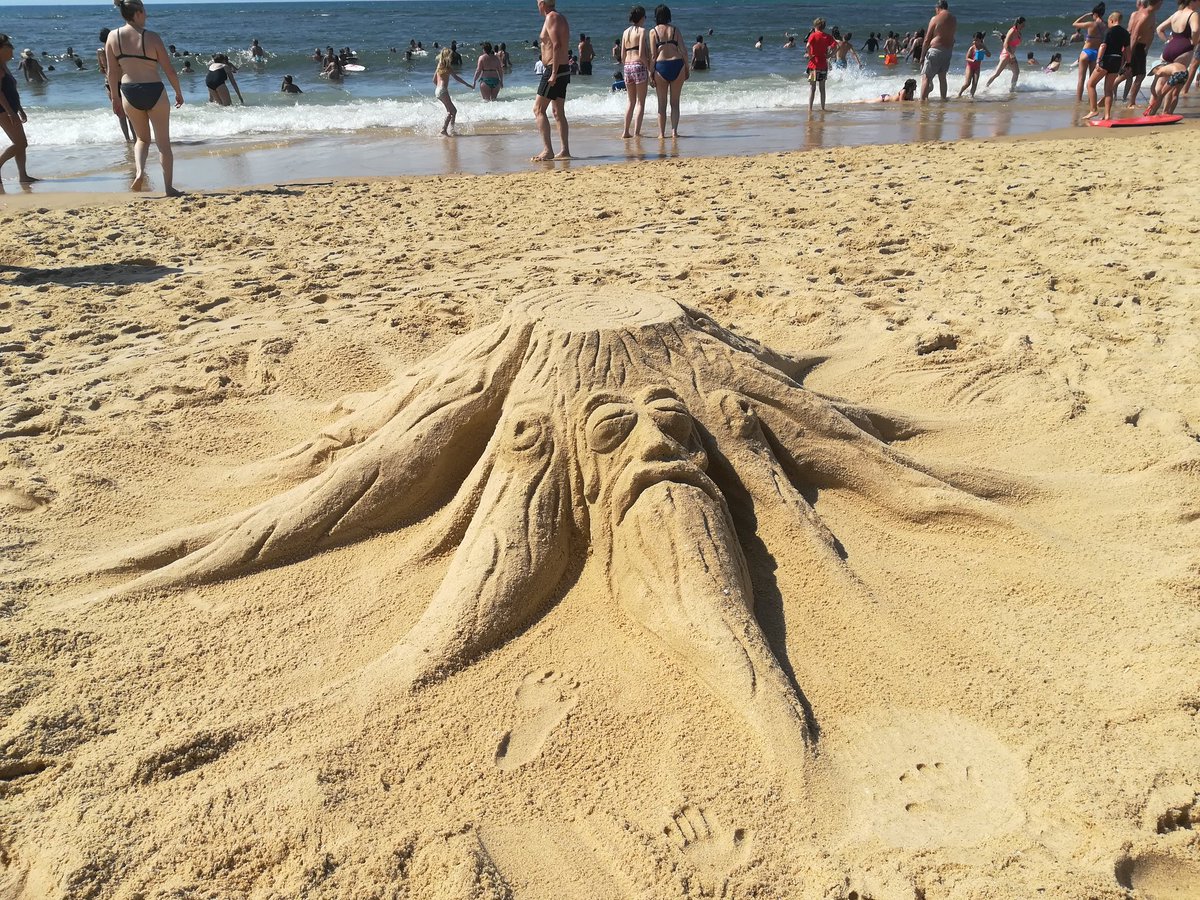 Sculpture de sable sur la plage de #molietsetmaa #sculpture #plage #landes #ocean #mer