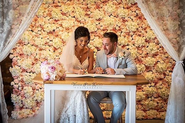 QuantockLakes's tweet photo. Just married at @quantocklakesuk by @vanessa_perrikhoo 💚 #flowerwall by @flourishphotobooths 👌 #quantocklakes #mrandmrs #civilceremony #barnwedding #somersetwedding https://t.co/twbmHkytCA