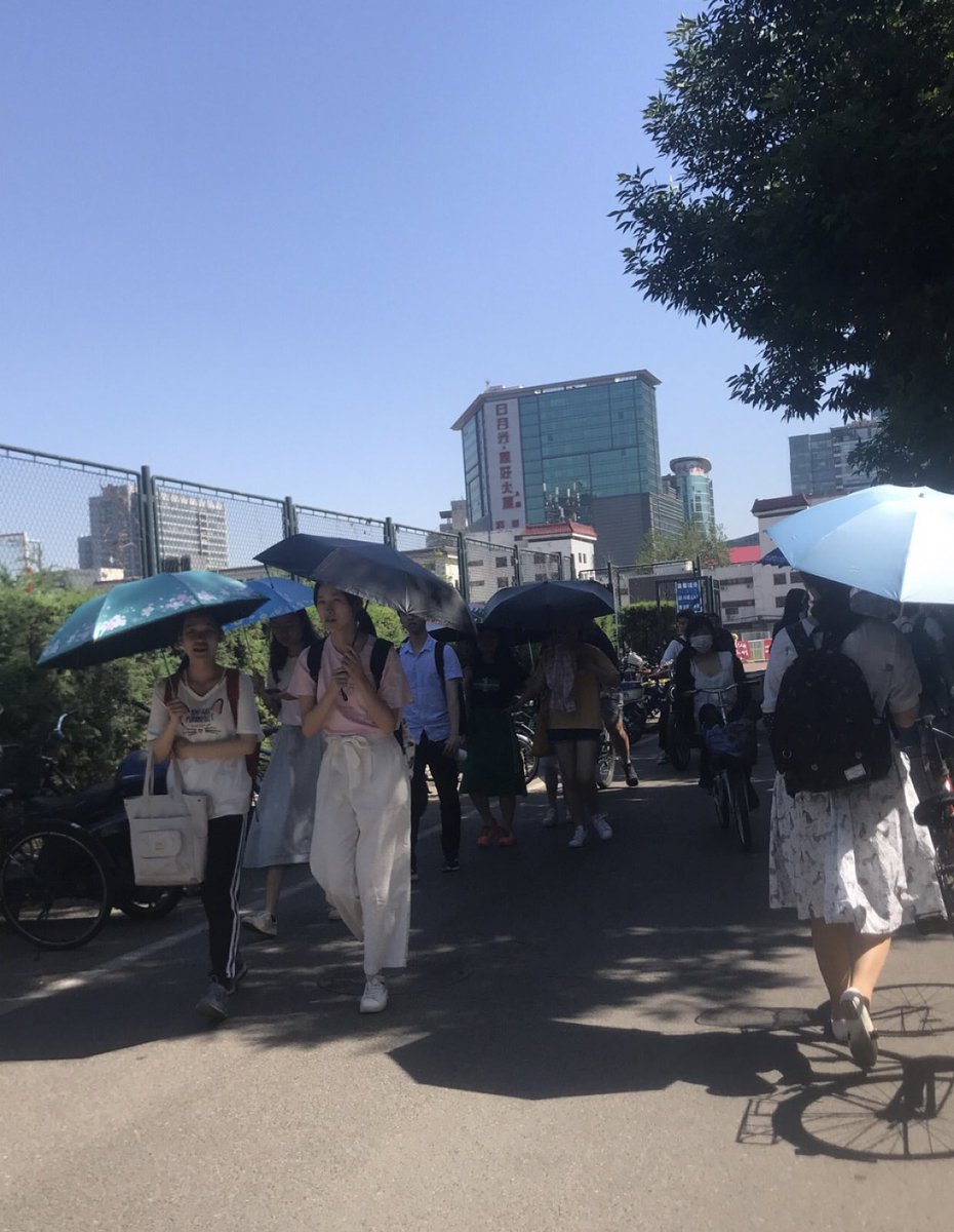 (4)UMBRELLAS. In the summer it’s 90° out and everyone hides from the sun with umbrellas, n wear pants&long sleeves too. A common beauty standard there is to have porcelain skin. They often edit their pictures to appear paler and even the government whitens everyone’s ID picture