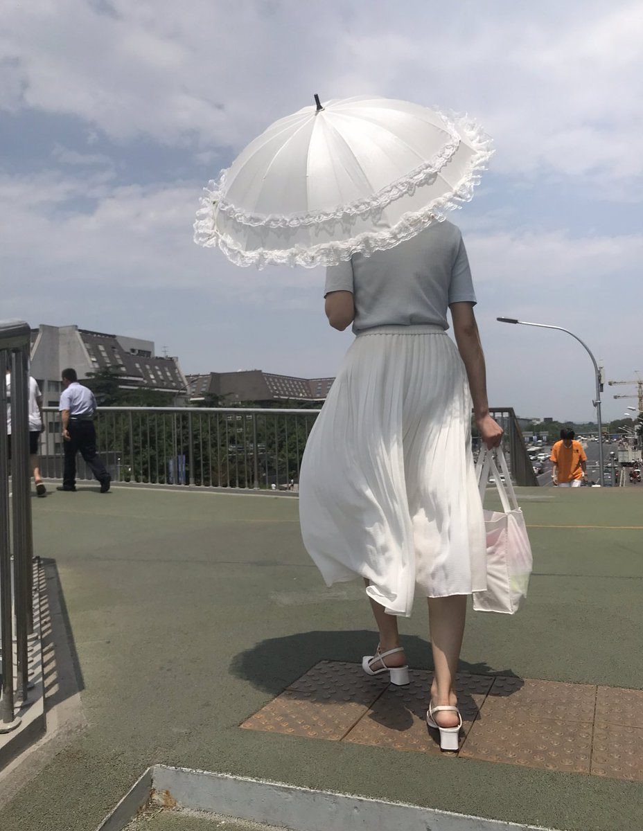 (4)UMBRELLAS. In the summer it’s 90° out and everyone hides from the sun with umbrellas, n wear pants&long sleeves too. A common beauty standard there is to have porcelain skin. They often edit their pictures to appear paler and even the government whitens everyone’s ID picture