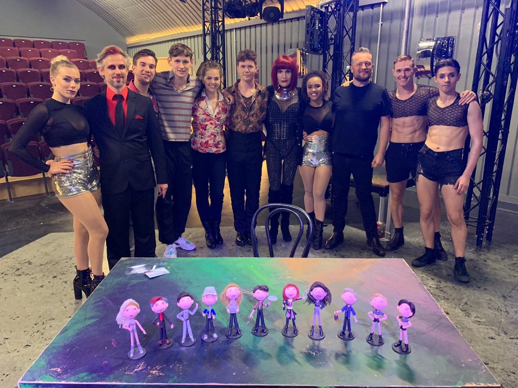 Eeee look at us and our mini me’s! 🤘🏻MASSIVE thank you to <a href="/totallyFabi/">FaBi DaBi Dolls 💙</a> &amp; Papa <a href="/Howellytweets/">Christopher Howell</a> for immortalising us in #CloserToHeaven 🖤💫