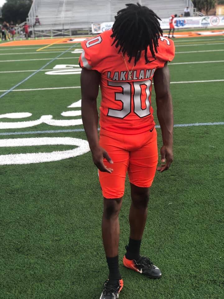 JavantaeB's tweet photo. I’m ready! 💉🚢 #pictureday @LHSDreadnaughts @1WillieMo @JoeyGotSauce @MorrisSheritta @H2_Recruiting @polk_way @PA_AllDay1 @USFFootball @UCF_Football @GatorRecruiting @FSUFootball https://t.co/rgDcfDp4VE