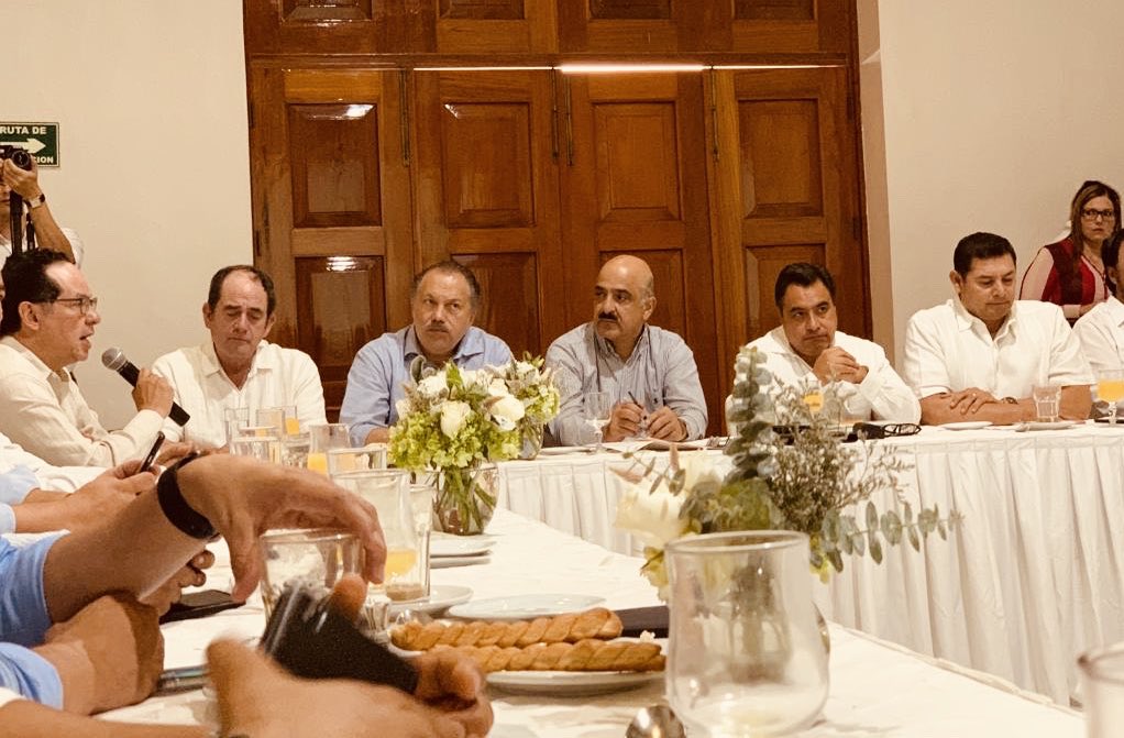 ahuedricardo's tweet photo. El día de hoy acudí a las instalaciones  de Administración Portuaria de #Veracruz para conocer la situación actual de la modernización del Puerto, así como los avances del equipamiento e infraestructura aduanera dentro del mismo. https://t.co/xxqqT5asvr