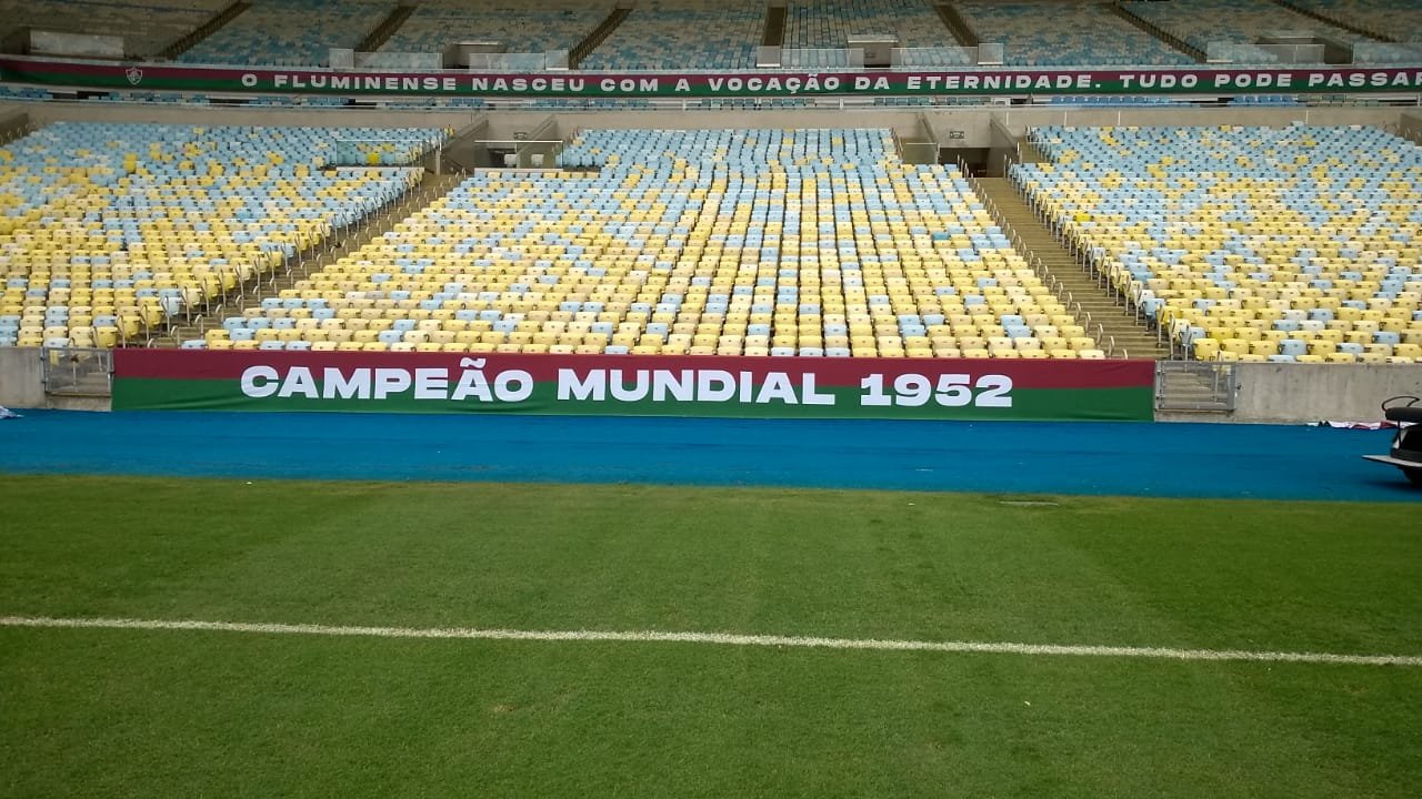 Fluminense põe faixa Campeão Mundial 1952 no Maracanã em referência ao  título da Copa Rio, fluminense
