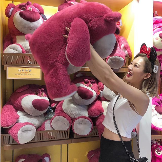 nnnnon419's tweet photo. .
ロッツォに向かって全力笑顔すぎん？？
#shanghai 🇨🇳 #shanghaidisney https://t.co/1WS4RU0W1Y https://t.co/nDBBspSGB2