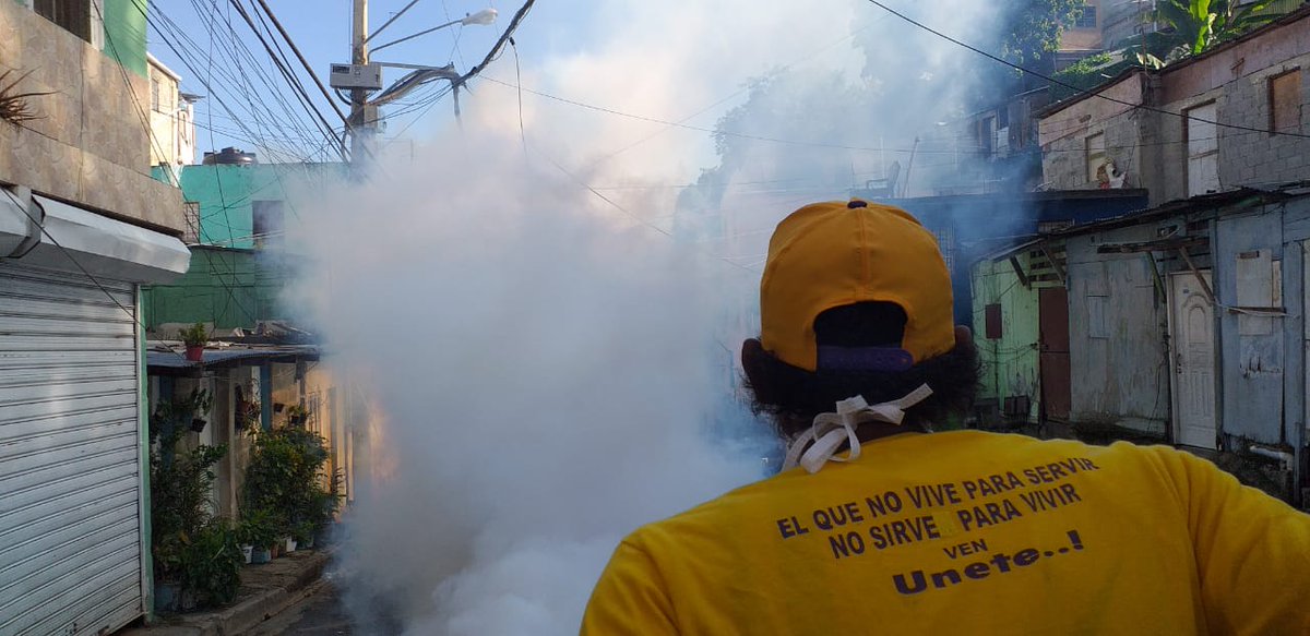 AlfredoLirikal's tweet photo. FUMIGACION EN VARIOS SECTORES DE CRISTO REY #ElpuebloMandaRD PATROCINADA POR EL PROXIMO DIPUTADO DE LA #CIR2 @FelixRosarioP y ASPIRANTE A REGIDOR #YOVANNYQUEZADA https://t.co/8DOlPBSbZg
