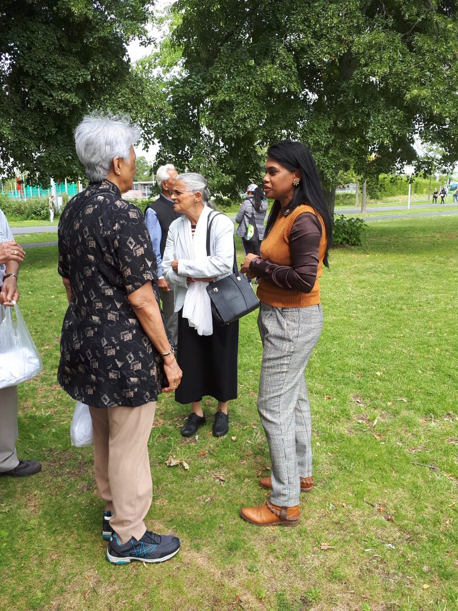 KParbhudayal's tweet photo. Start wandeling Zuiderpark. @FrankKanhai brengt 100 -en wandelaars -van jong tot oud- op de been. Bewegen is gezond, wandelen kost geen sportkaart en is bovendien gezellig. Zo maakt u contacten en vriendschappen en zorgen we met zn allen voor het bestrijden van de eenzaamheid! https://t.co/y3TwIcwE4c