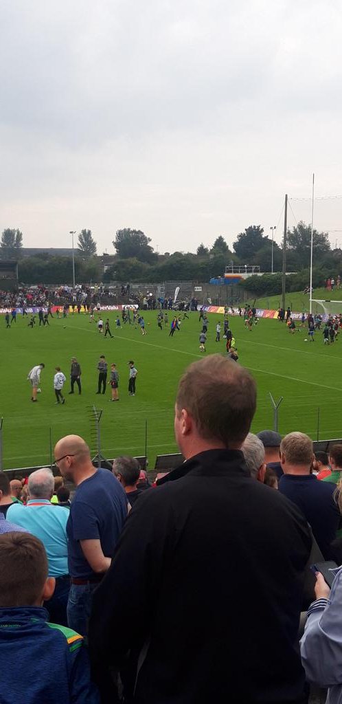 CumannnamBunsco's tweet photo. Half time fun for all kids at Páirc Tailteann @MeathCoaching @MeathGAA @Kerry_Official @kerryladiesfoot @cnambnaisiunta   @cnambnaisiunta  #bringaball https://t.co/VuUZYmfQm3