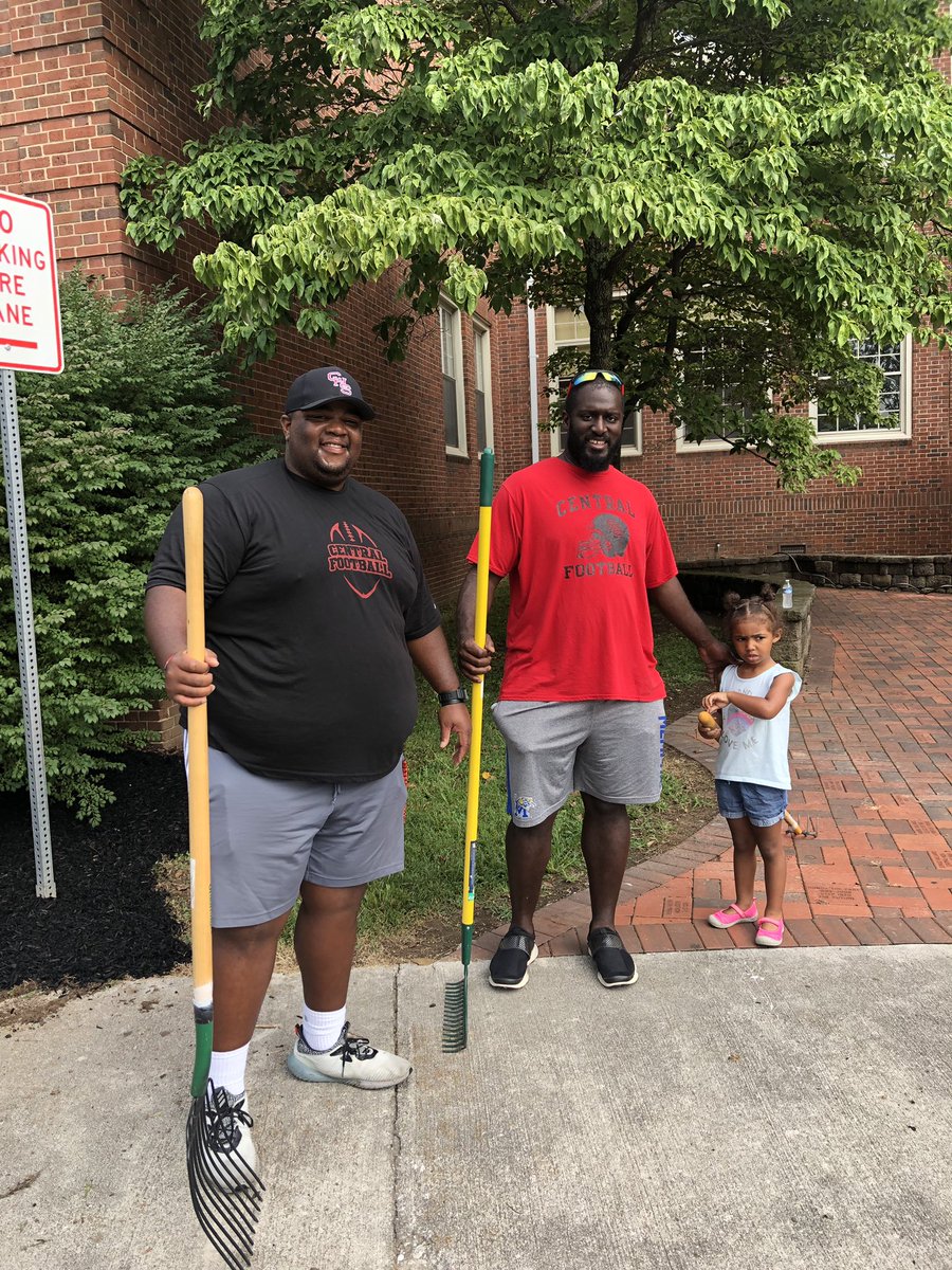 _CoachBR's tweet photo. When @gmprincipal needs help on campus clean up day guess who came to lend a few helping hands. You know why we here. #ServeBeforeYouLead #FTCstrong #FAMILY https://t.co/lkwwOSFVMd